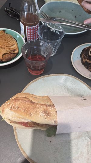 Sandwich Fermier, Tarte aux pommes, marble cake and ice tea at Land & Monkeys - Pernety in Paris