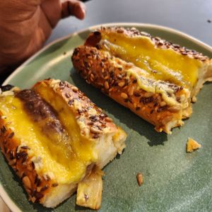 Hot dog at Land & Monkeys - Pernety in Paris