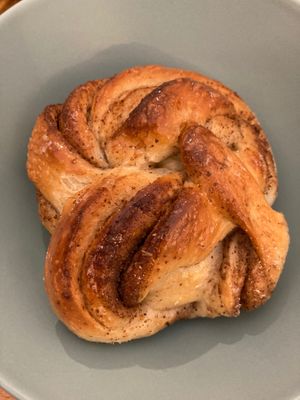 Cinnamon roll at Land & Monkeys - Pernety in Paris