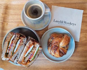 Morning menu: coffee with 'Sandwich Umami' & a cinnamon bun (11.50€) at Land & Monkeys - Pernety in Paris