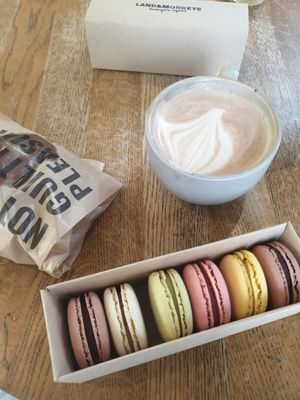 Macarons, babka dans le sachet et chocolat chaud sur place at Land & Monkeys - Pernety in Paris