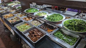Huge plates at Shou-Yu Vegetarian Buffet in Kaohsiung