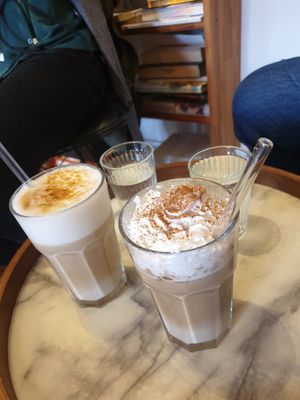 Crème Brûlée Latte und Pumpkin Spice Latte (beides mit Hafermilch) at Coffea in Berlin