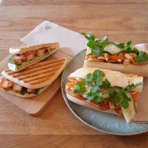 Veganes Bánh mì (tofừ) und Avocado toast vegane nuggets at Coffea in Berlin
