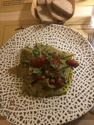 Testaroli con PESTO VEGAN DI BASILICO, RUCOLA E AVOCADO CON POMODORINI CONFIT   at Zenzero in Bologna