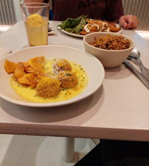 Albóndigas al curry con boniato y arroz at Chia Restaurante in Madrid