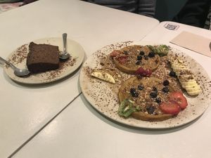 Biscoito de mocca&pistacho e tortitas ao forno de cabaza asada, leite de soia e canela con topping de granola (todo sen glute)  at Chia Restaurante in Madrid