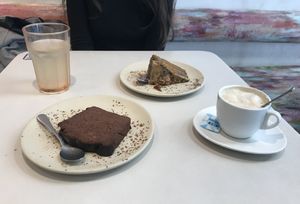 Limonada, biscoito de chocolate, porción de tarta black velvet e café con leite de soia (todo sen glute)  at Chia Restaurante in Madrid