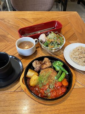 Burger patty lunch set  at Rainbow Bird Rendezvous in Tokyo