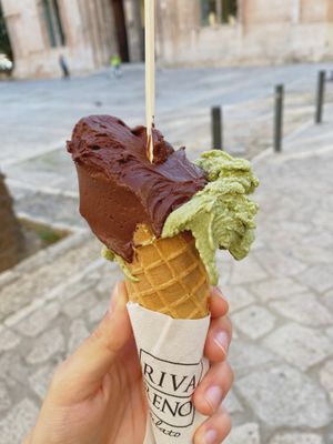Sorbete vegano de chocolate y pistacho at Rivareno - Plaça de la Llotja in Mallorca