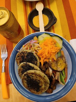 Veggie bowl with hot sauce at El Bololó in Cartagena