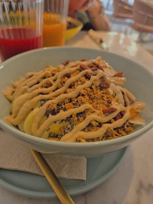 Açai bowl amb salsa d'anacards at BeBo Cold Press -  Passeig de Sant Joan Bosco in Barcelona