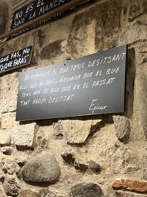 Frases filosóficas  at El Drac al Cau del Llop in Girona
