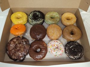 A dozen vegan donuts: raised, cake, jelly-filled, cream-filled, and an apple fritter 🍩 at AM Donut & Yogurt in Monrovia