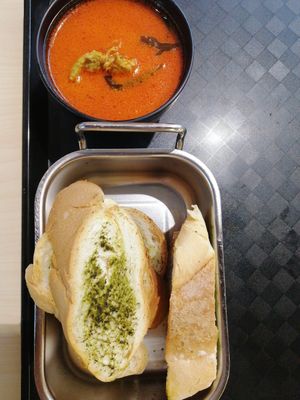 Bread and curry at Veggie House 一芳 - Simei in East Singapore