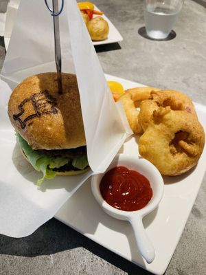Burger with onion rings  at Vegeater in Tokyo
