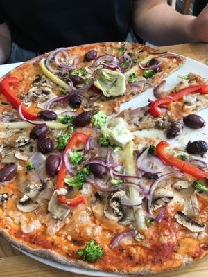 Pizza with cheese and vegetables  at Picasso in Bastad