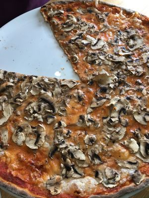 Pizza Funghi at Picasso in Bastad