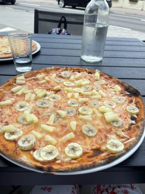 Very thin and crispy, looks perhaps too well done, but was perfect! 👌  at Picasso in Bastad