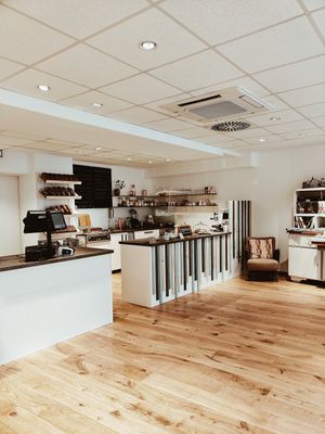 Cash point and counter with cakes at Foi Feines Unverpackt in Neustadt
