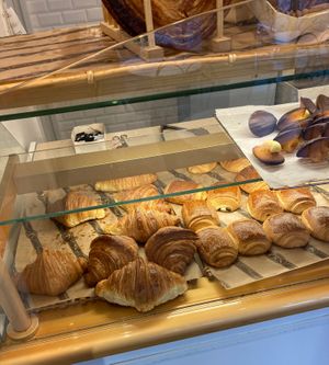 These ones (on the left corner) are not the vegan ones, be careful at Les Frères Blavette in Paris