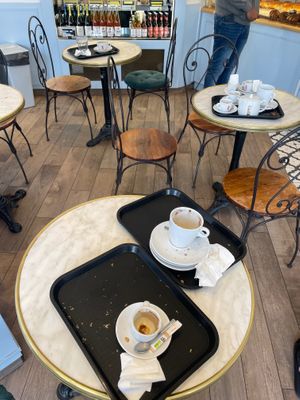 Dirty tables… at Les Frères Blavette in Paris