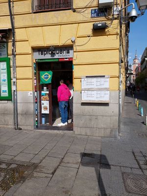 Exterior with customer in a pink hoodie at Tapioqueria in Madrid
