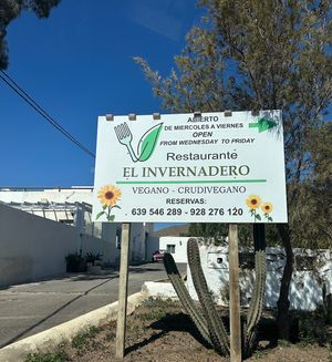 Von Mittwoch bis Freitag geöffnet: Reservierung unter angegebener Telefonnummer  at El Invernadero in Fuerteventura