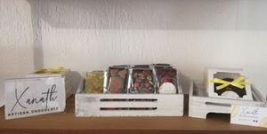 
*Artisan handmade chocolate.
 • Spicy: pineapple, tamarind, blueberry enchilado. 
 • Matcha: coconut sheets and pistachio.
 • Almond: almond, nut and blueberry. at Vertical Pop Up Store in La Paz