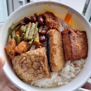 Nasi lemak at Say Green 绿素 in East Singapore