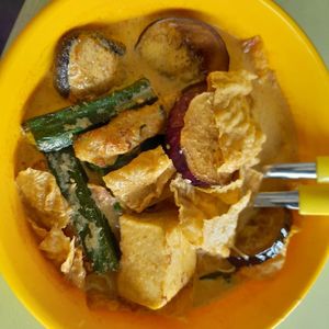 Laksa yong tau foo at Say Green 绿素 in East Singapore