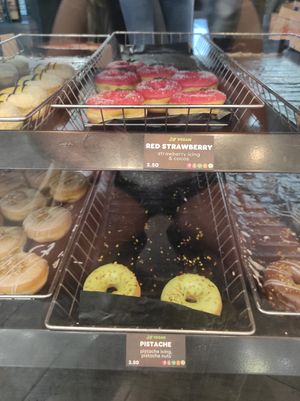 Pistachio and Strawberries at Dunkin' in Eindhoven