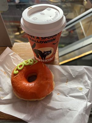 Donut & coffee at Dunkin' - Markthal in Rotterdam