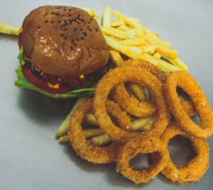 De la casa y aros de cebolla at Be Life Burgers - Cloud Kitchen in San Luis Potosi