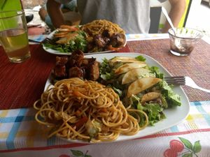 Chinese noodles with sauteed veggies and soy, side salad at HARI in Cuernavaca