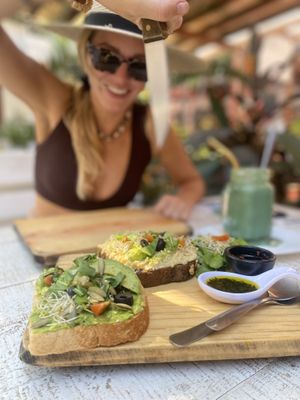 Avocado Toast und Hummus Avocado Toast at Elixir Spot in Puerto Vallarta