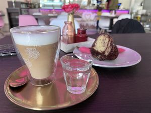 Latte Macchiato und Veganer Marmorkuchen  at Café Wundervoll in Fellbach