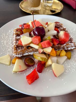 Vegane Waffel mit Obst  at Café Wundervoll in Fellbach