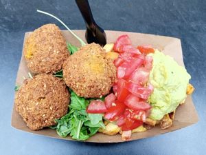 freshly made vegan falafel fries (avocado, tomato, falafel, rocket salad) for 9,50€ at Juut Food in Bonn