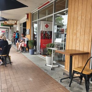 Outdoor seating at Alfresco Roasters in Batemans Bay