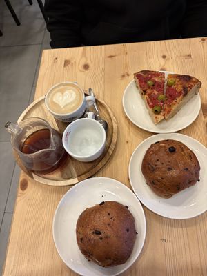 Cappuccino di avena, brew coffee, pangoccioli grandi e soffici strapieni di cioccolato e focaccia pomodoro e olive   at Forno Brisa - Via Galliera in Bologna