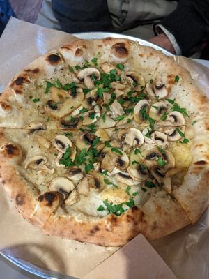 Al Funghi (110 SEK) - 5/5 at La Piccola Nonna Pizza in Stockholm