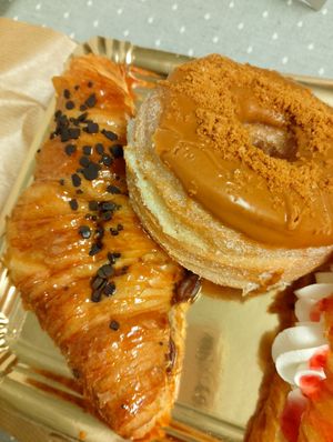 Donut Lotus y croissant relleno chocolate at Lula's Bakery in Barakaldo