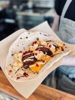 Cauliflower falafel with roasted pumpkin, hummus, fermented cauliflower, apple aioli & pomegranate

🌿
 at Chickpea  in Reykjavik