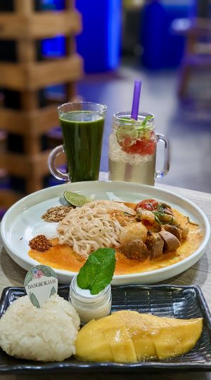 Mango Sticky Rice, Beyond Sausage Phad Thai, Hot Vegan Thai Green Milk Tea, Lemongrass Cooler at Bangkok Jam - Dhoby Ghaut in Central Singapore