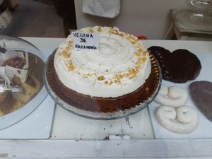 Vegan carrot cake at La Pastelería del Duque in Madrid