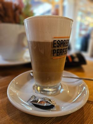 Latte Macchiato with oat milk at Espresso Perfetto in Neuss