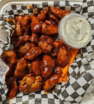 Memphis BBQ wings at Hoza Pizzeria in Oakland