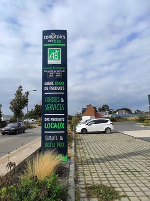 Sign on the road at Les Comptoirs de la Bio in Quiberon