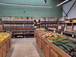 Unverpacktbereich und Obst/Gemüse at Les Comptoirs de la Bio in Quiberon